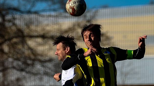 Fotbalisté TJ Sušice B (na archivním snímku hráči v bílých dresech) nestačili na Hradešice, s nimiž prohráli 2:7. V černo-žlutém dresu je František Melka.