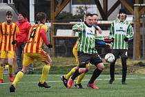 Fotbalisté FK Svéradice (na archivním snímku hráči v zelenobílých dresech) remizovali v osmém pokračování letošního ročníku krajské I. B třídy s TJ Sokol Blovice 0:0.