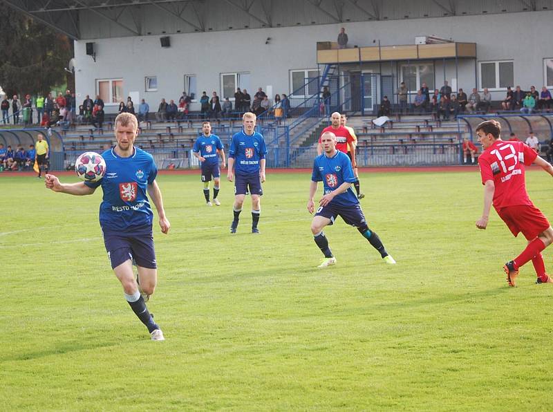 Fotbalisté TJ Sokol Mochtín (na archivním snímku hráči v červených dresech ze zápasu v Tachově) vyzráli na domácí Hrádek, který porazili 3:1.