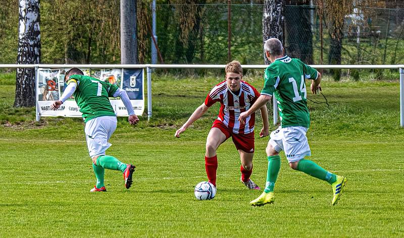 Fotbalisté FK Svéradice (na archivním snímku hráči v zelených dresech) porazili v okresním derby trápící se Pačejov jednoznačně 5:2.