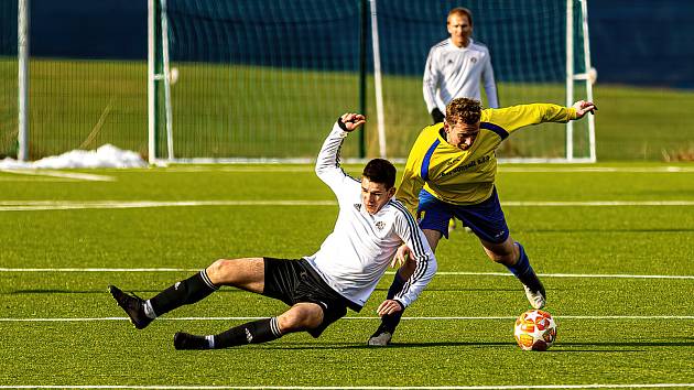 Z archivu: Fotbalisté TJ Sokol Mochtín (žlutí) porazili Svéradice 6:1.