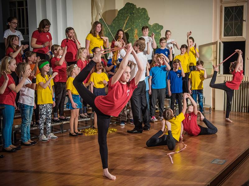 Ve Smetanově sále sušického gymnázia se v sobotu představil Sušický dětský sbor, který tam odehrál své jarní koncerty. Během prvního koncertu se představili Broučci, Sluníčka a jejich host Jiřičky z Plzně. Druhý koncert patřil Včelkám, Hlavnímu sboru a vy