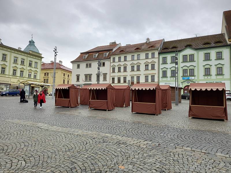 Stánky se začaly na náměstí v Klatovech chystat již v úterý.