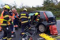 Jedna z nejvážnějších nedělních nehod se stala před sedmou večer na silnici I/20 před Chválenicemi.