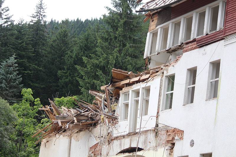 Bourání hotelu Rixi na Špičáku.