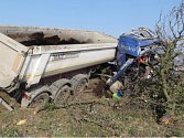 Nehoda nákladního vozu u Lomce.