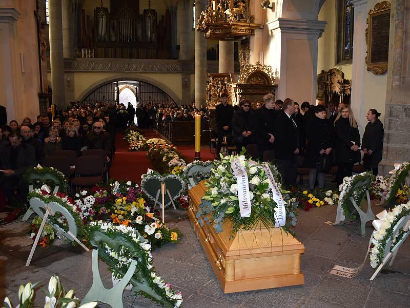 V sobotu se konalo poslední rozloučení se zavražděným klatovským podnikatelem Jiřím Žabkou. Nejprve se na jeho počest jela spanilá jízda kamionů po městě, poté se konala mše svatá v kostele.