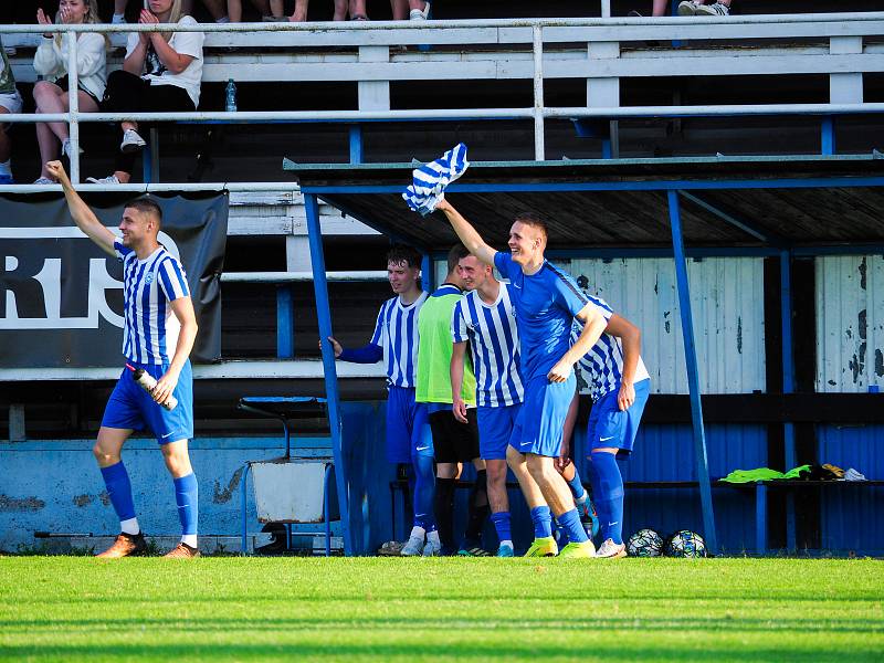 29. kolo KPM: FK Okula Nýrsko (hráči v modrobílých dresech) - TJ Sokol Lhota (žlutí) 5:1 (1:0).