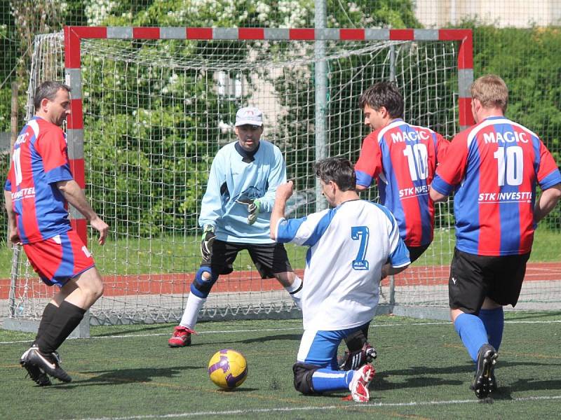 Klatovská liga v malé kopané mužů: Magic Klatovy (v červeno-modrém) - TJ Klatovy Lorenc 04  2:1.