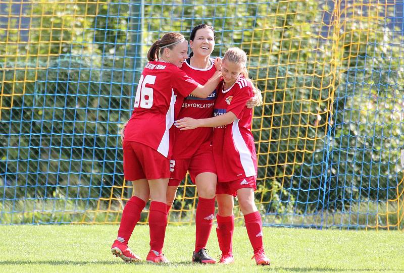 Na podzim fotbalistky SK Klatovy 1898 (červené dresy) porazily Borovany (modré dresy) 7:2. A uspěly i v nedělní odvetě, tentokrát 9:1.