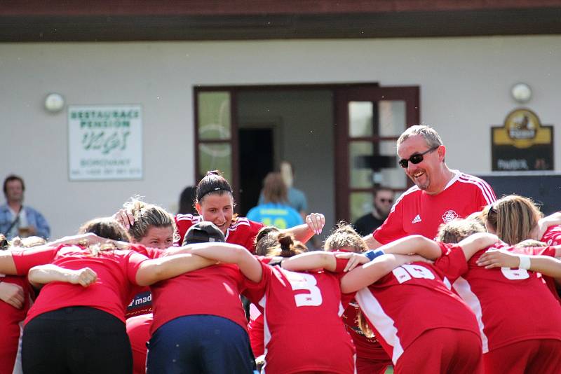 Na podzim fotbalistky SK Klatovy 1898 (červené dresy) porazily Borovany (modré dresy) 7:2. A uspěly i v nedělní odvetě, tentokrát 9:1.