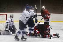 Hokejisté Klatov (na archivním snímku hráči v červených dresech) vyzvou na závěr letošní sezony první Tábor.