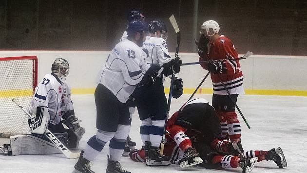 Hokejisté Klatov (na archivním snímku hráči v červených dresech) vyzvou na závěr letošní sezony první Tábor.