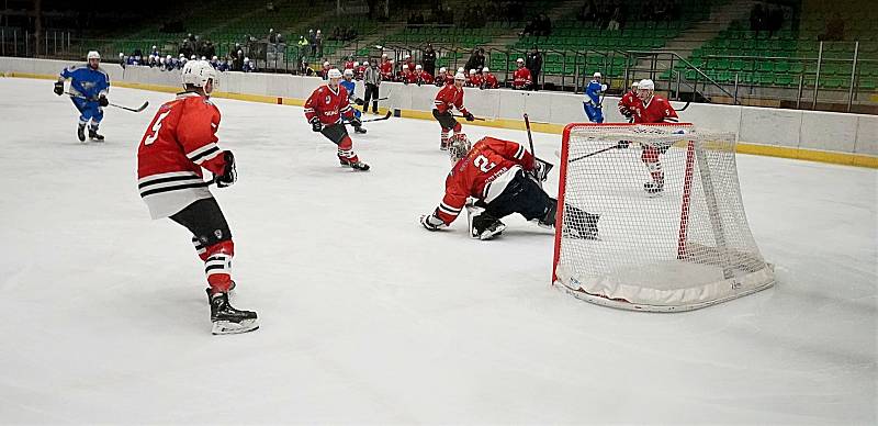 23. kolo 2. ligy, skupina Jih: Stadion Cheb - SHC Klatovy (červení) 5:3.