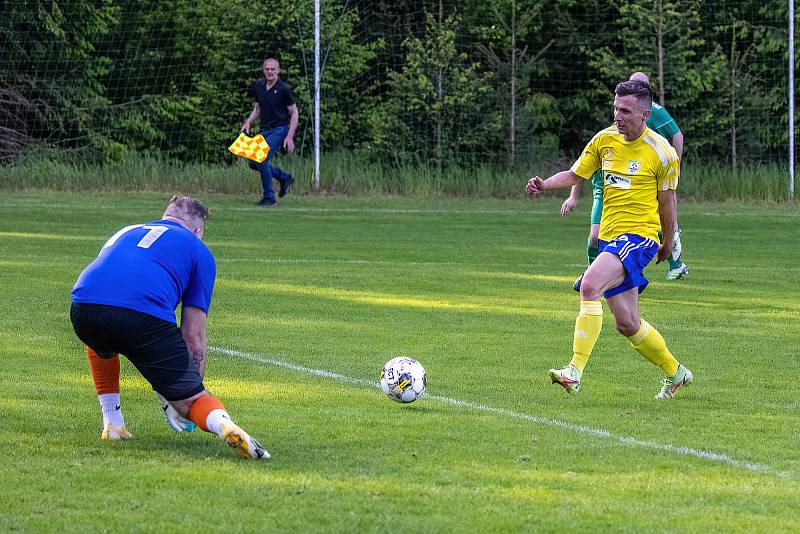 I. B třída, skupina B, 23. kolo: TJ Měcholupy (na snímku fotbalisté ve žlutých dresech) - TJ Pfeifer Chanovice (zelení) 1:3.