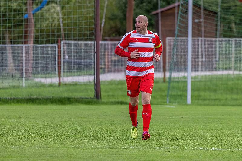 5. kolo OPM: FC Švihov (na snímku fotbalisté v červenobílých dresech) - TJ Sokol Chudenice (modří) 2:2 (2:0).