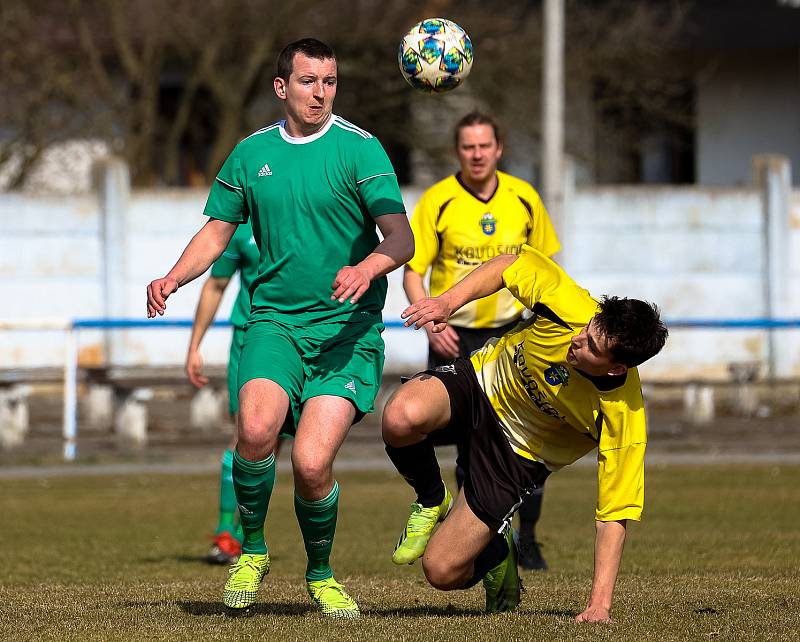 14. kolo I. B třídy: FK Horažďovice (žlutí) vs. Chanovice 3:2.