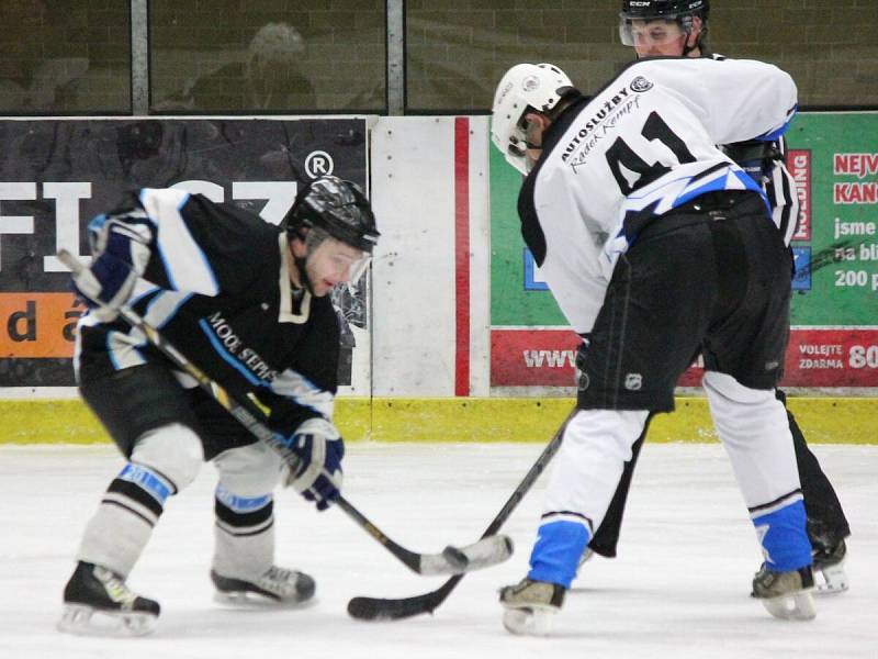 Šumavská liga amatérského hokeje: HC AutoKempf (bílé dresy) - HC Poběžovice 6:1