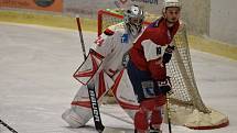 Hokejisté HC Klatovy B (na archivním snímku hráči v červených dresech) na úvod nové sezony skolil béčko Sokolova. V sobotu změří síly s Tachovem (v bílém).