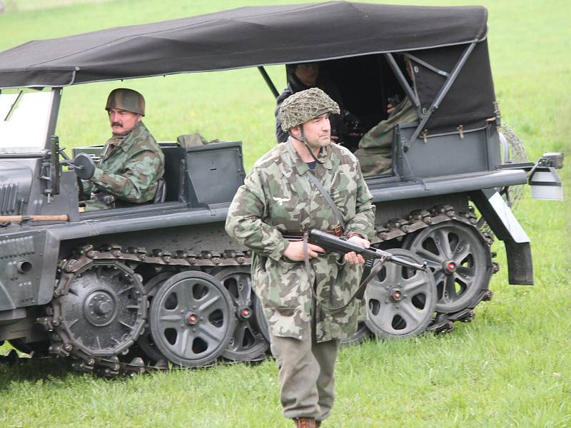 Oslavy 70. výročí osvobození v Kašperských Horách, rekonstrukce bitvy o Zhůří