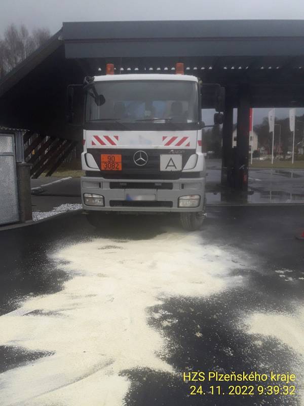 Hasiči zasahovali v Alžbětíně kvůli oleji, který unikal z nákladního automobilu.