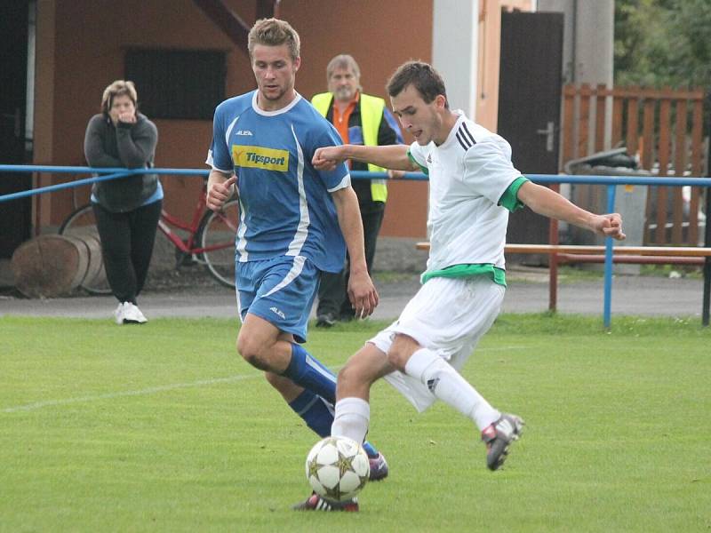 1. B třída: Měčín - Žichovice (v bílém) 1:2.