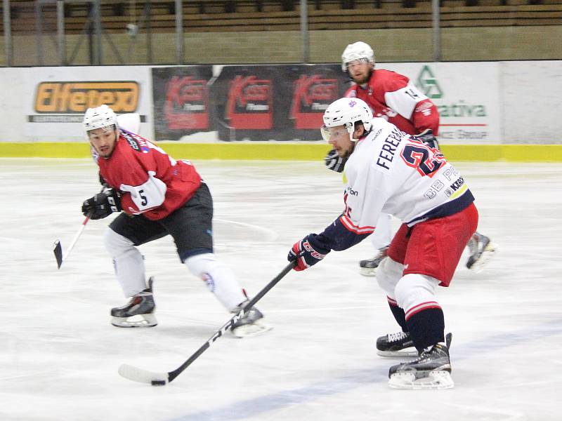 Hokejisté SHC Klatovy (červené dresy) porazili doma v přípravě HC David Servis 4:2.