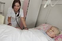 Zdravotní sestra Hedvika Řípová při práci na oddělení dlouhodobě nemocných Nemocnice Sušice.