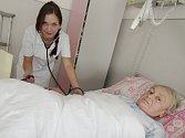 Zdravotní sestra Hedvika Řípová při práci na oddělení dlouhodobě nemocných Nemocnice Sušice.