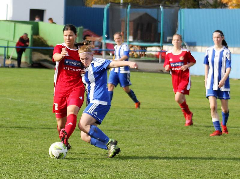 9. kolo divize žen, skupina C: SK Klatovy 1898 (na snímku fotbalistky v červených dresech) - TJ Jiskra Domažlice 1:1 (1:0).