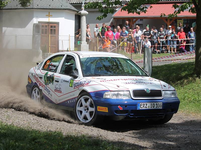 Posádky při předstartovní show a na tratích Rally Agropa