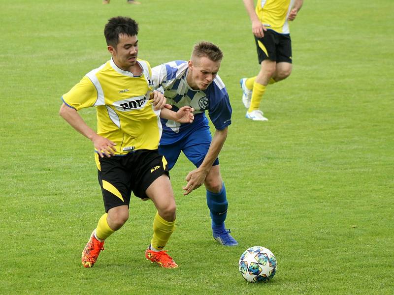 FK Okula Nýrsko (modří) vs. TJ Jiskra Domažlice B (žlutí) 2:3.