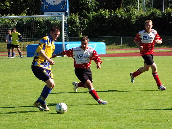 Fotbalisté sušické rezervy (žluté dresy) doma přehráli Mochtín B  7:2.