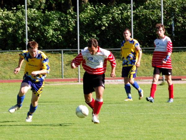 Fotbalisté sušické rezervy (žluté dresy) doma přehráli Mochtín B  7:2.