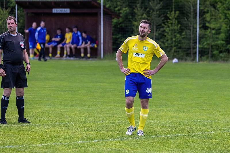 I. B třída, skupina B, 23. kolo: TJ Měcholupy (na snímku fotbalisté ve žlutých dresech) - TJ Pfeifer Chanovice (zelení) 1:3.