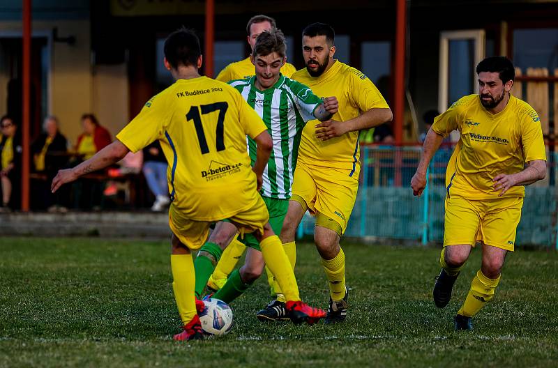 Fotbalisté Budětic (na archivním snímku hráči ve žlutých dresech) deklasovali Velké Hydčice 5:0 a na jaře jsou stoprocentní. I když ne až tak úplně...