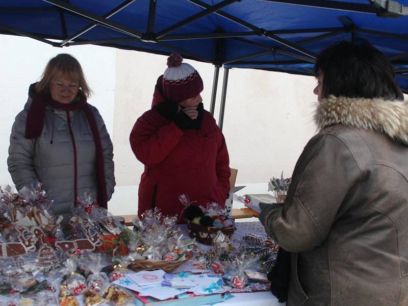 V Klatovech uspořádali tradiční charitativní bazar 2015