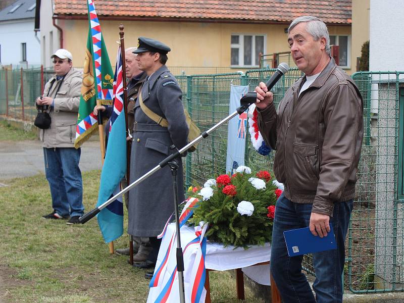 Odhalení pamětní desky Ladislavu Němečkovi v Korytech na Klatovsku.