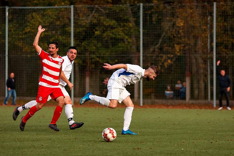 Fotbalisté TJ Sušice B (na archivním snímku fotbalisté v bílých dresech) zvítězili na hřišti Janovice 6:3 a přezimují na pátém místě.