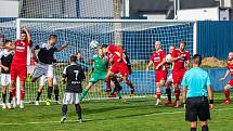 Fotbalisté SK Klatovy 1898 (na snímku hráči v červených dresech ze zápasu s Petřínem Plzeň) skolili jihočeský Lom 3:1.