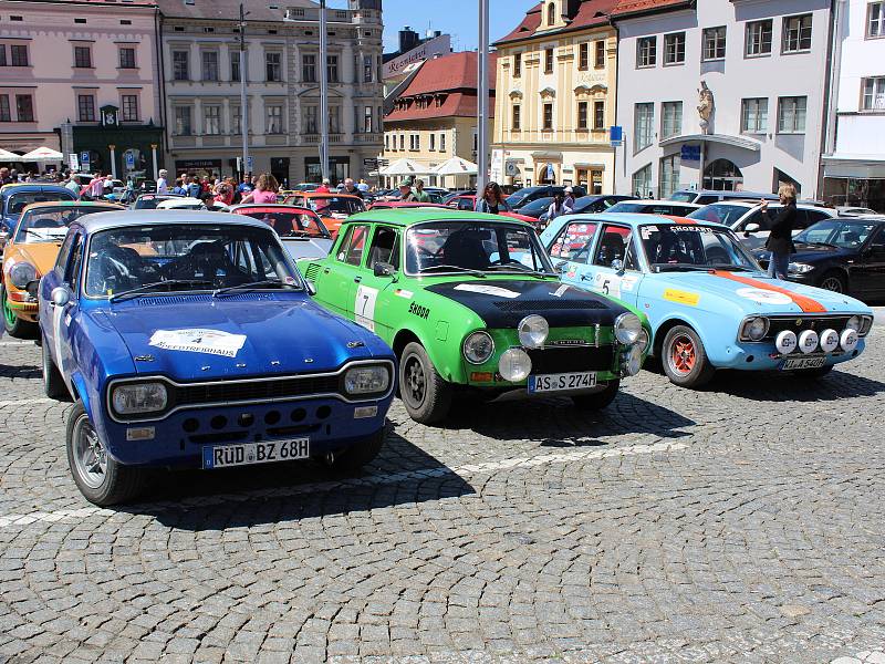 Účastníci Rallye Wiesbaden na klatovském náměstí.