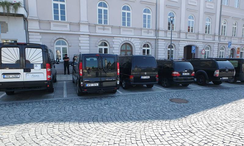 Svatba pracovníka pohřební služby v Horažďovicích. V koloně bylo šest pohřebních aut.