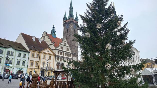 Příprava vánočního stromu a betlému na náměstí v Klatovech.