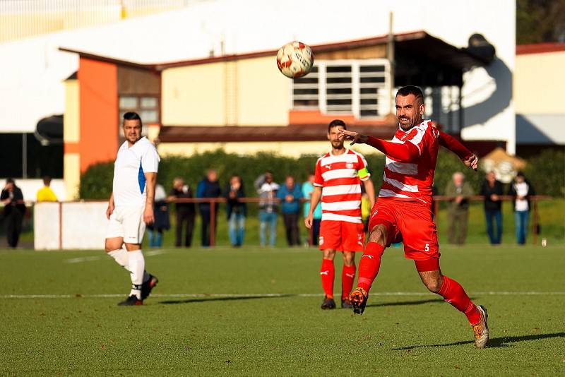 10. kolo okresního přeboru: TJ Sušice B (na snímku fotbalisté v bílých dresech) - FC Švihov 2:2 (1:1).