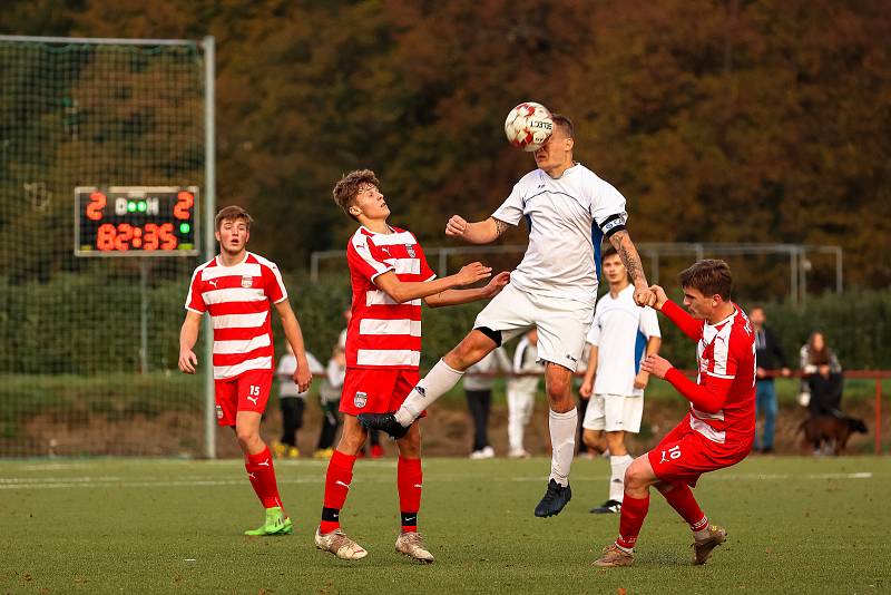 10. kolo okresního přeboru: TJ Sušice B (na snímku fotbalisté v bílých dresech) - FC Švihov 2:2 (1:1).