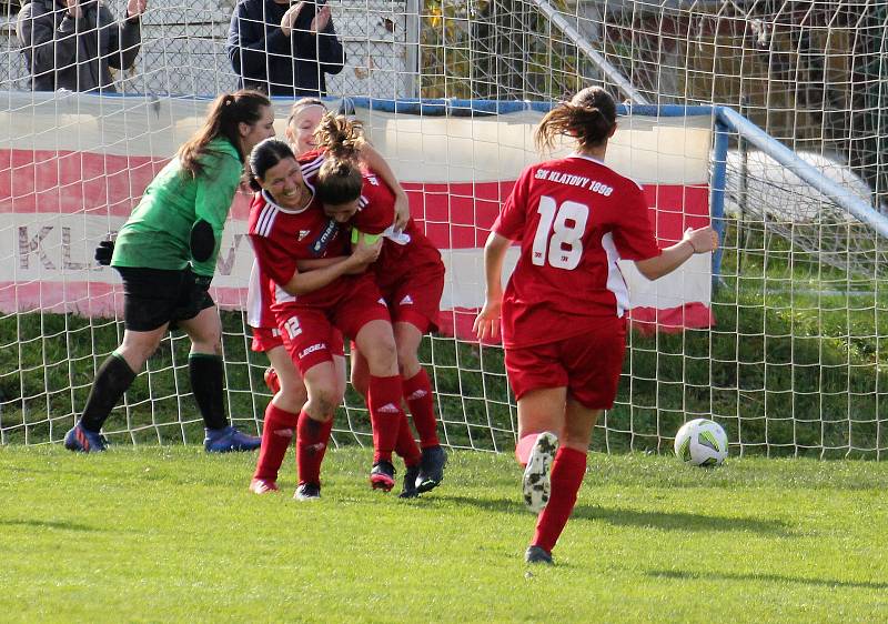 9. kolo divize žen, skupina C: SK Klatovy 1898 (na snímku fotbalistky v červených dresech) - TJ Jiskra Domažlice 1:1 (1:0).