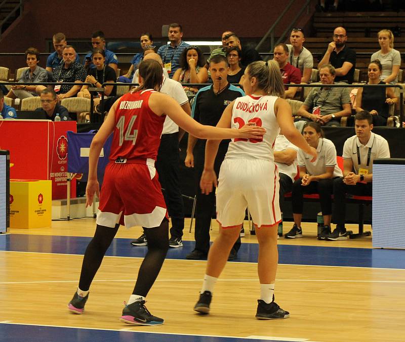 ME U20 v basketbalu: Česko (v bílém) vs. Rusko