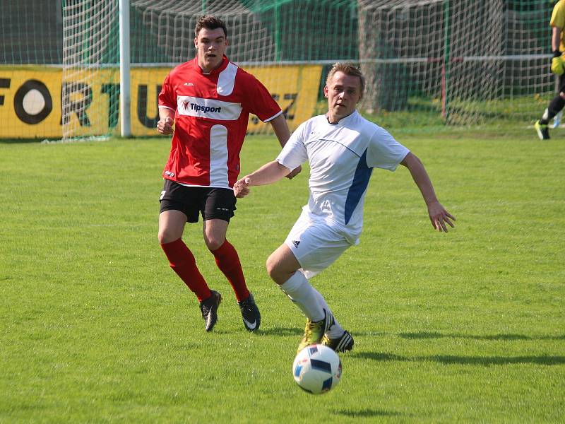 Záložní tým TJ Sušice (na archivním snímku hráči v bílých dresech) vyzrál na béčko Okuly Nýrsko, které porazil na jeho hřišti 4:2.