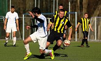 Fotbalisté TJ Sokol Hradešice (na archivním snímku hráči ve žluto-černých dresech) porazili na domácím hřišti béčko Sušice 4:1.