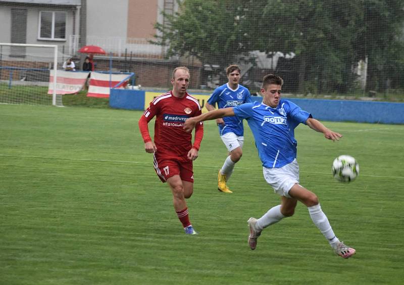 Letní příprava: SK Klatovy 1898 (červení) - TJ Jiskra Domažlice B (hráči v modrých dresech) 5:1.